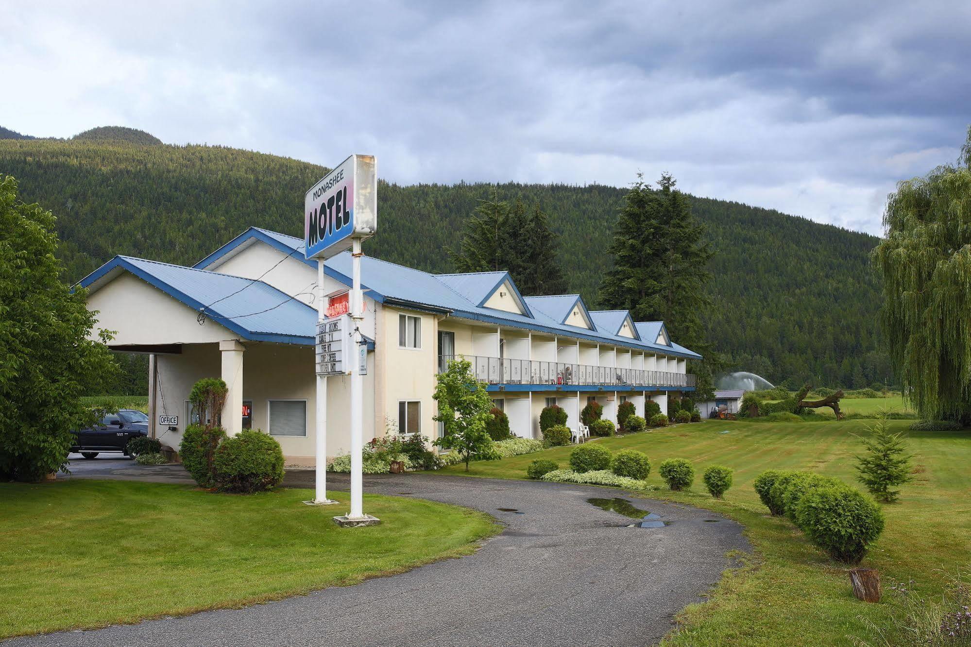 Monashee Motel Sicamous Esterno foto
