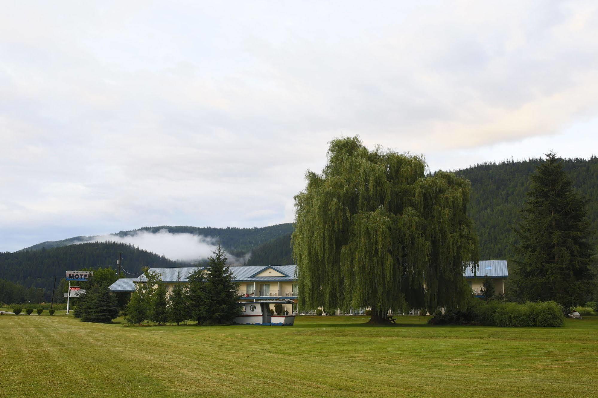 Monashee Motel Sicamous Esterno foto